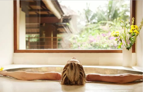 Chỉ Một Phút Chuẩn Bị Cho Bồn Tắm Thư Giãn Và Nạp lại Năng Lượng